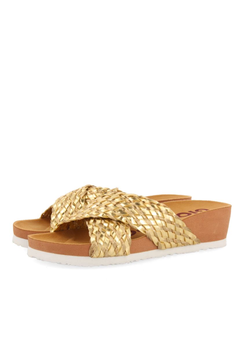 17689-chanclas-con-cu-a-estilo-bio-con-tiras-en-trenzado-dorado-para-mujer-turiacu-oro-1.jpg