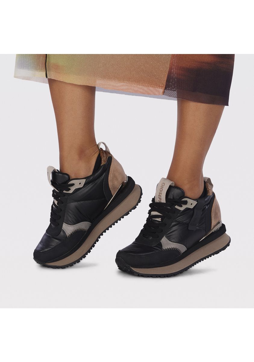 Sneakers negras monocolor acolchadas con detalles y cuÃ±a interna para mujer anif  - NEGRO