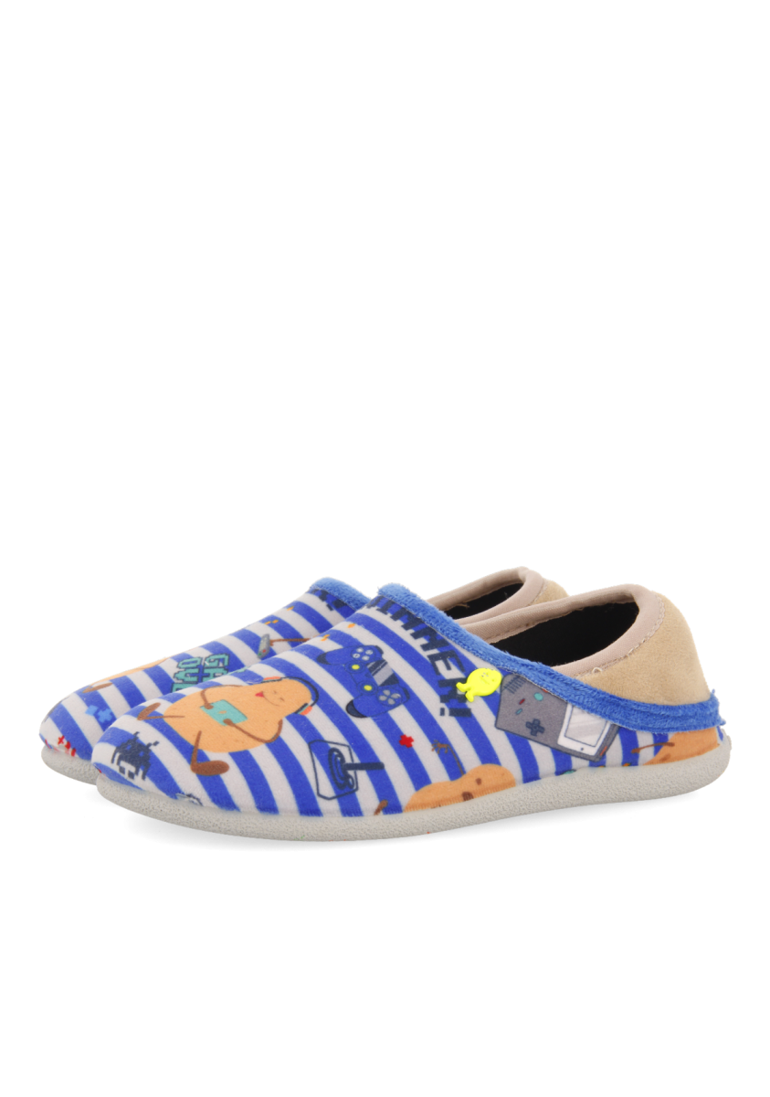 19041-zapatillas-de-estar-por-casa-infantiles-azul-de-rayas-con-estampado-de-patatillas-allerod-azul-1.jpg