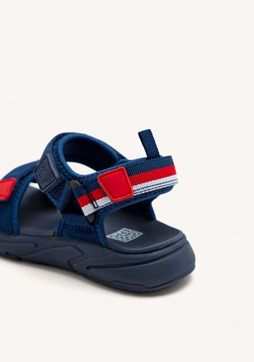 19379-chanclas-deportivas-color-azul-marino-con-acentos-de-color-para-ni-o-y-ni-a-bunnel-marino-1.jpg
