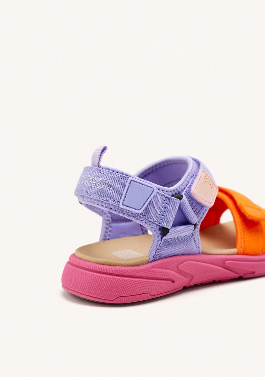 19411-chanclas-deportivas-color-fucsia-con-acentos-de-color-para-ni-a-y-ni-o-bunnel-fuxia-1.jpg