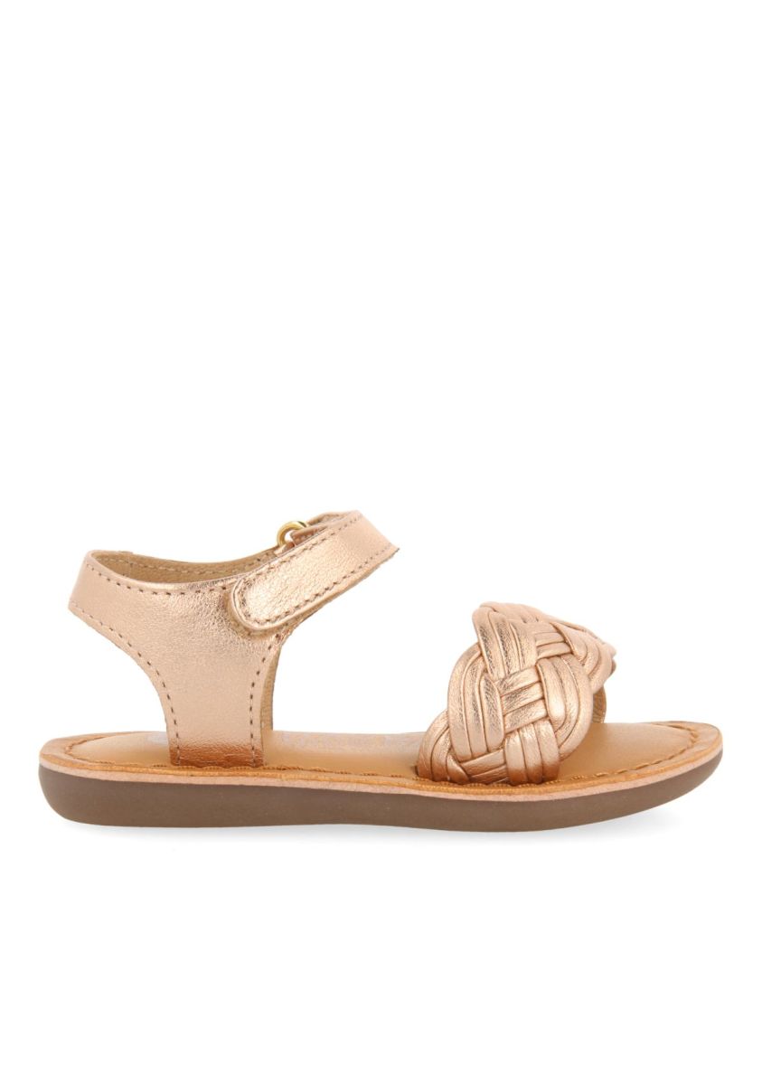 SANDALIAS COLOR ORO ROSA DE PIEL CON TRENZADO Y CIERRE AJUSTABLE PARA BEBÃ FLUSHE - ORO ROSADO 1 20707-sandalias-color-oro-rosa-de-piel-con-trenzado-y-cierre-ajustable-para-beb-flushe-oro-rosado-1.jpg