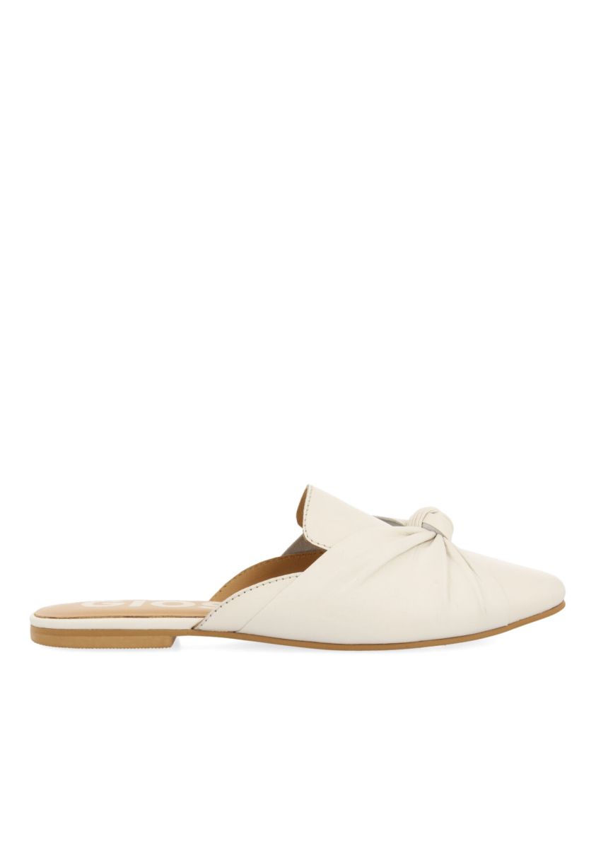 22591-babuchas-de-piel-suave-en-color-off-white-para-mujer-nicoya-off-white-1.jpg
