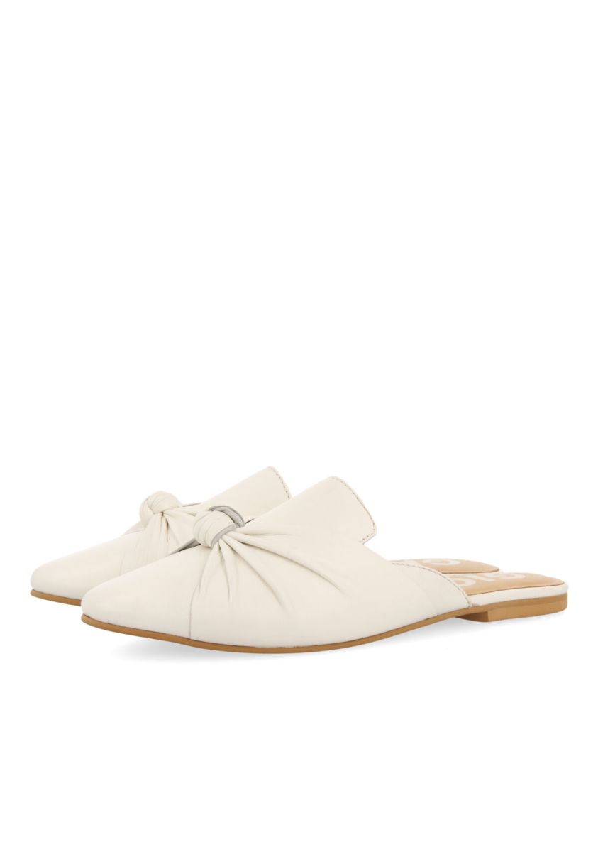 22591-babuchas-de-piel-suave-en-color-off-white-para-mujer-nicoya-off-white-1.jpg